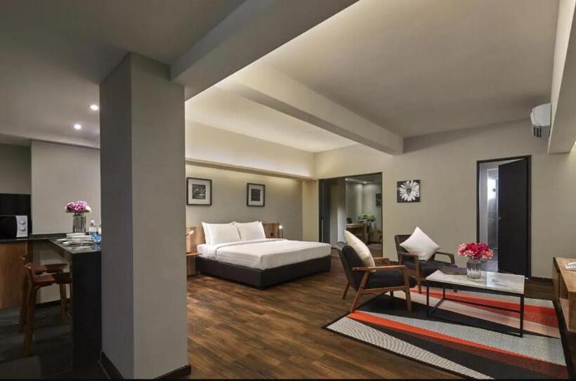 スイート, Tropics Eight Suites