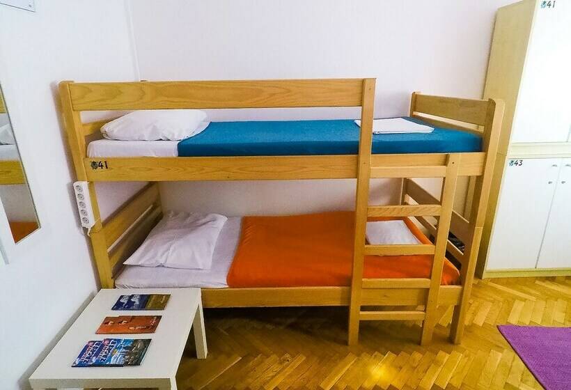 共用房间的床, Whole Wide World Hostel