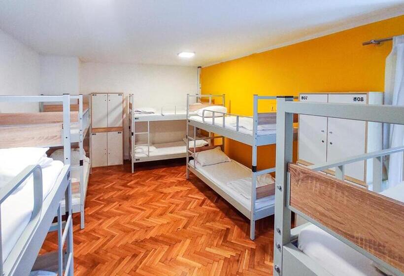 共用房间的床, Whole Wide World Hostel