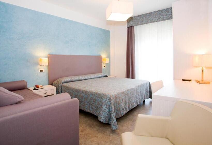 Трехместный Номер Стандарт Боковой Вид на Море, Savoy