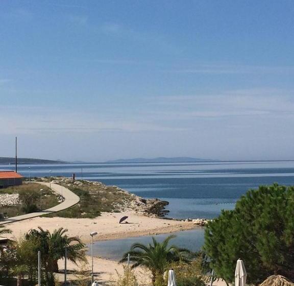 Люкс Боковой Вид на Море, Villa Kastel