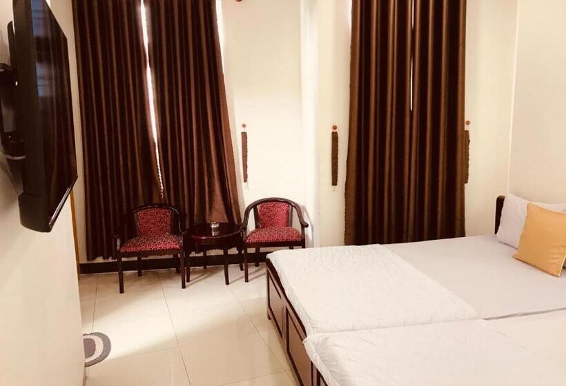 اتاق استاندارد چهارنفره با بالکن, Khách Sạn Thu Thảo
