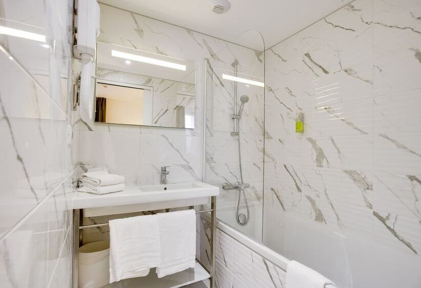 Номер Стандарт Трехместный, Brit Hotel Confort Loches