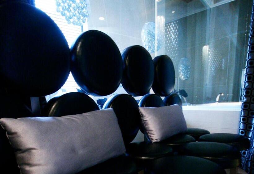 اتاق اکونومی, The Yorker Deluxe Motel