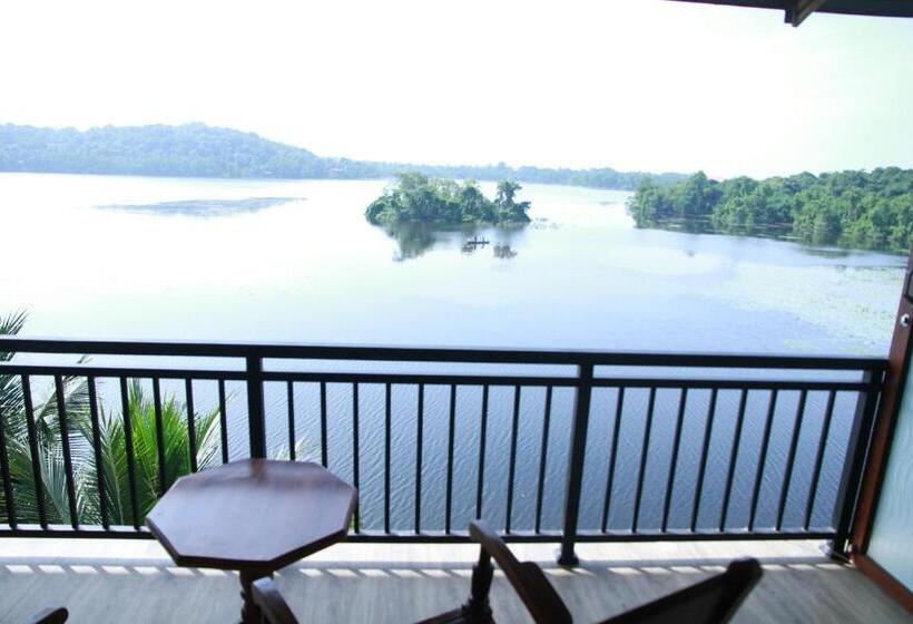 اتاق لوکس سه تخته, Sanu Lagoon Resort & Spa