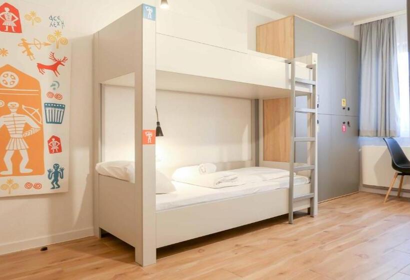 تختخواب در اتاق مشترک, Hostel Kucha