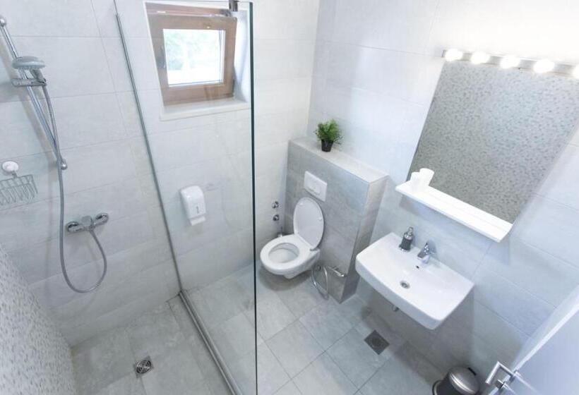 اتاق استاندارد با سرویس بهداشتی مشترک, Hostel Kucha