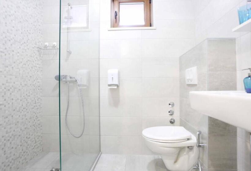 اتاق استاندارد با سرویس بهداشتی مشترک, Hostel Kucha