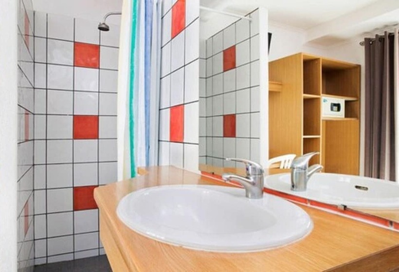 Bed in Shared Room with Shared Bathroom, Auberge Internationale Des Jeunes