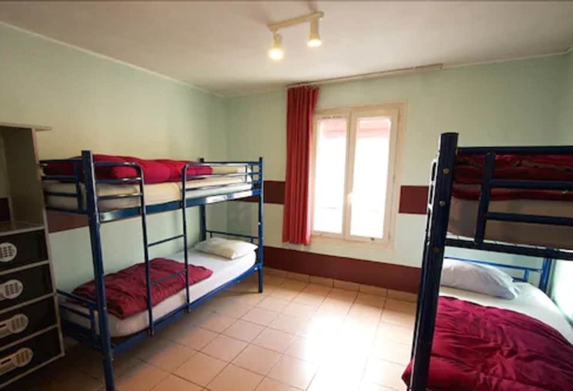 اتاق استاندارد سه تخته با سرویس بهداشتی مشترک, Auberge Internationale Des Jeunes
