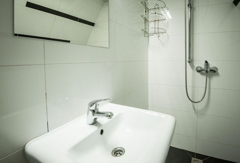اتاق ساده سه‌ نفره, Charles Bridge Hostel & Apartments