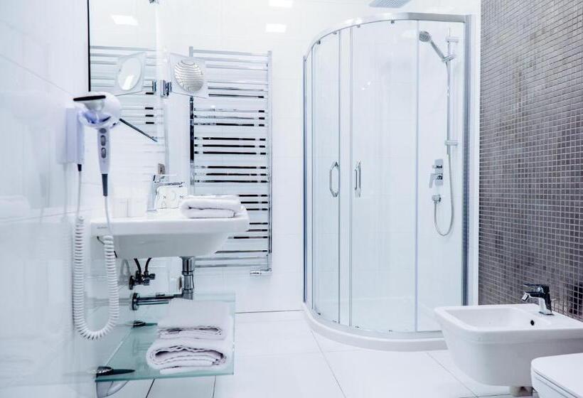 سوییت لوکس, Myo Hotel Wenceslas