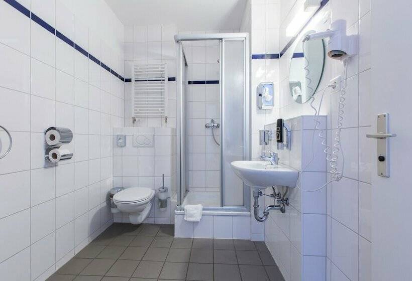 Номер Стандарт Трехместный, a&o Hostel Venezia Mestre