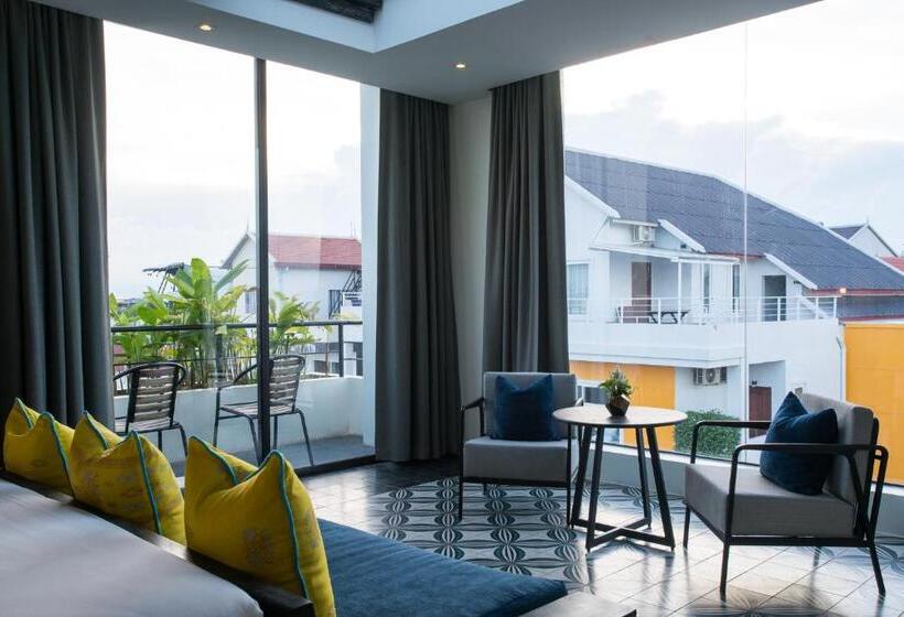 Люкс с Балконом, Monthara Angkor Residence