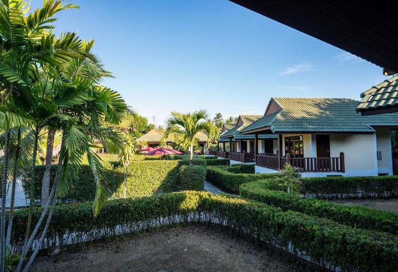Семейное Бунгало, Phatcharee Resort