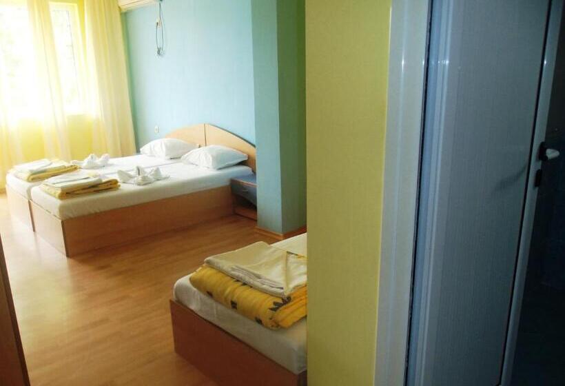 غرفة قياسية ثلاثية مزودة بشرفة, Arkadia Guest House