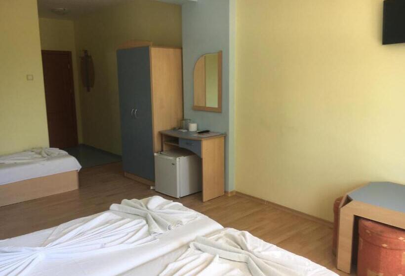 غرفة قياسية ثلاثية مزودة بشرفة, Arkadia Guest House