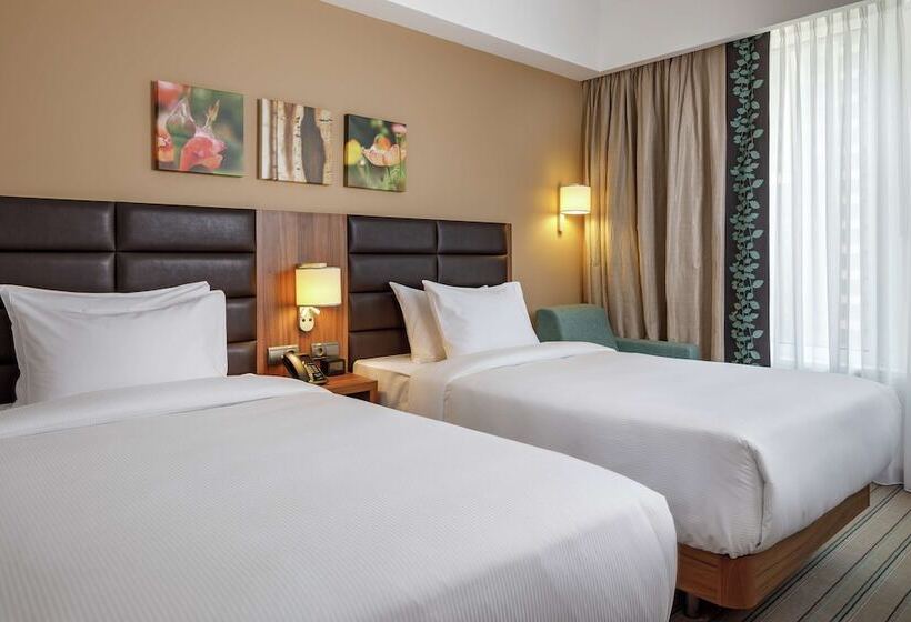 اتاق استاندارد با چشم‌انداز دریا, Hilton Garden Inn Novorossiysk