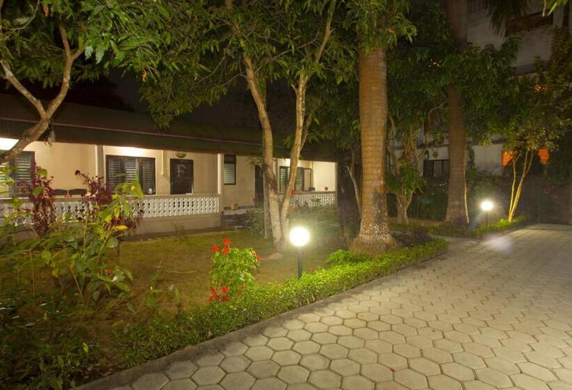 اتاق استاندارد با چشم‌انداز باغ, Sauraha Resort