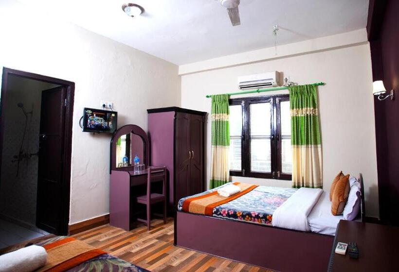 اتاق لوکس با چشم‌انداز باغ, Sauraha Resort