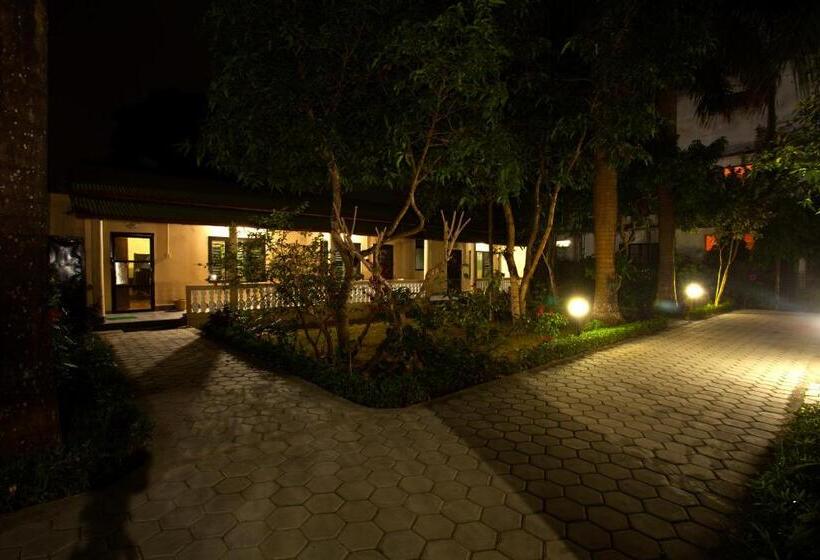 اتاق لوکس با چشم‌انداز باغ, Sauraha Resort