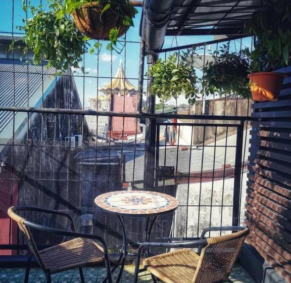 Quarto Economy, Treehouse Hostel