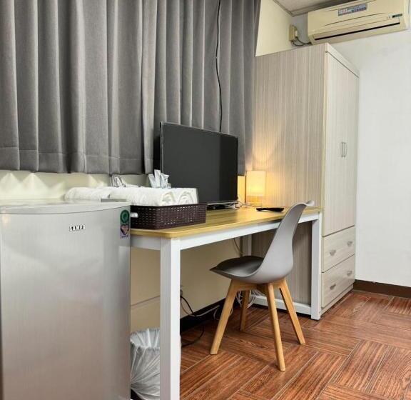 اتاق اکونومی, I Live Motel