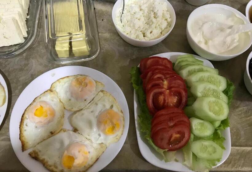 חדר סטנדרט לשלושה עם נוף לבריכה, Royal House