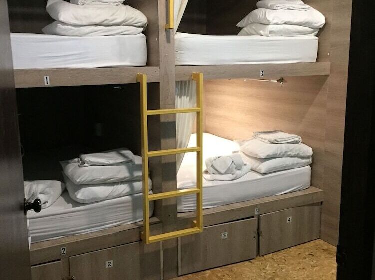공동 객실, Hostel The Pod 33