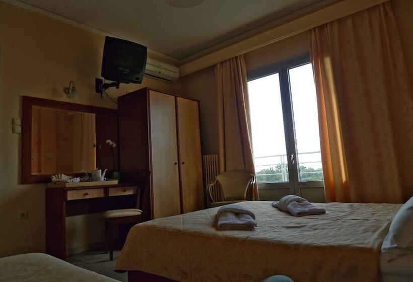 Трехместный Номер Стандарт Боковой Вид на Море, Ikaros Hotel Elliniko