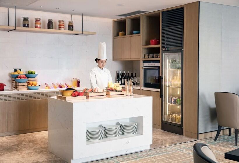 Номер Стандарт 2 Двуспальные Кровати, Courtyard By Marriott Zhengzhou Airport