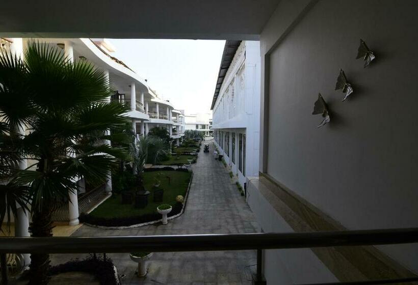 استودیو خانوادگی, Park Regis Goa