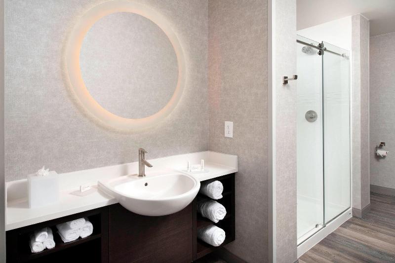 מיטת קינג בסוויטה, Springhill Suites By Marriott Atlanta Downtown