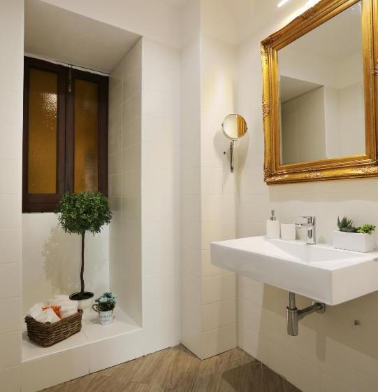 غرفة قياسية رباعية مزودة بشُرفة, Le Suites Del Duomo House