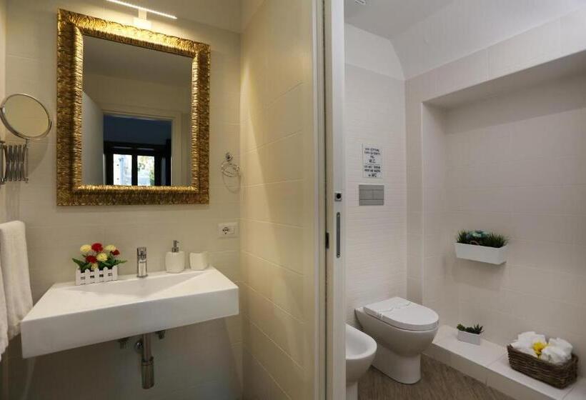 غرفة قياسية ثلاثية مزودة بشرفة, Le Suites Del Duomo House