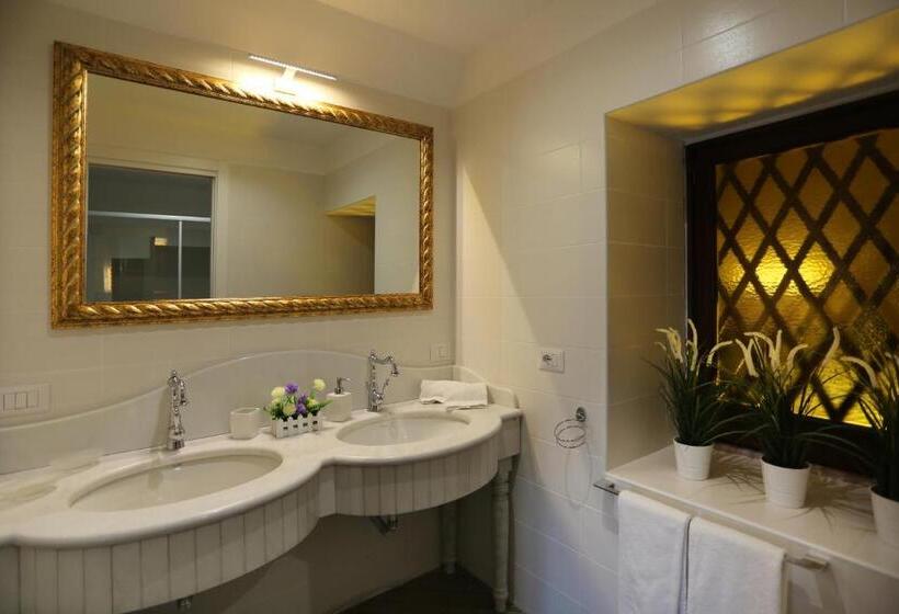غرفة قياسية رباعية مزودة بشُرفة, Le Suites Del Duomo House