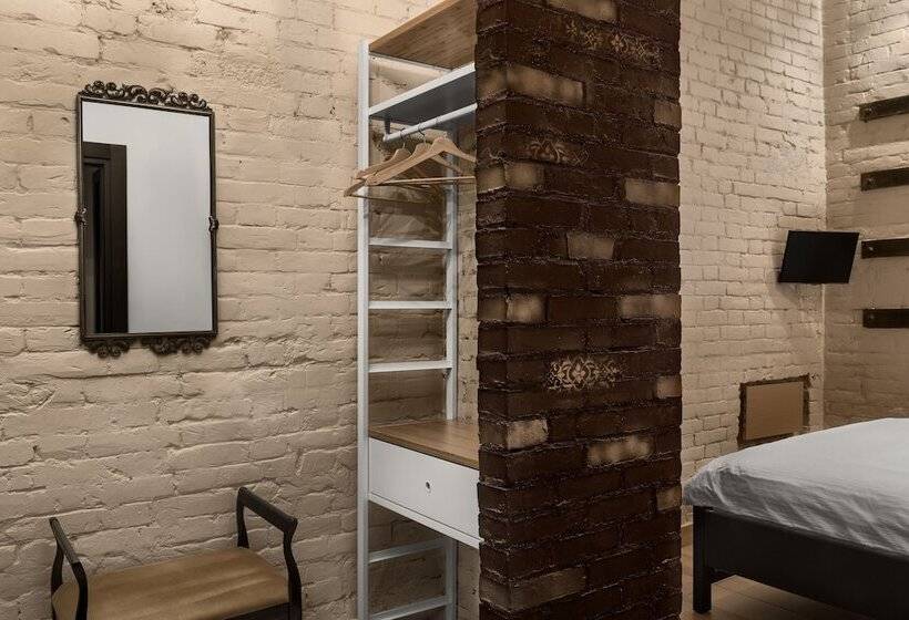 标准单人间, Brick Walls