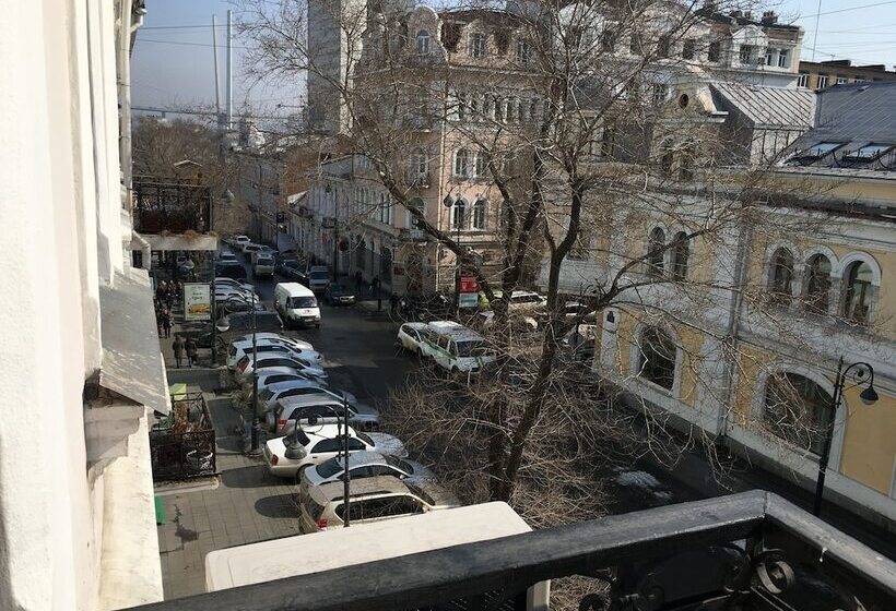 스탠다드 트리픔 룸 공동욕실, Vladstar Inn Hostel