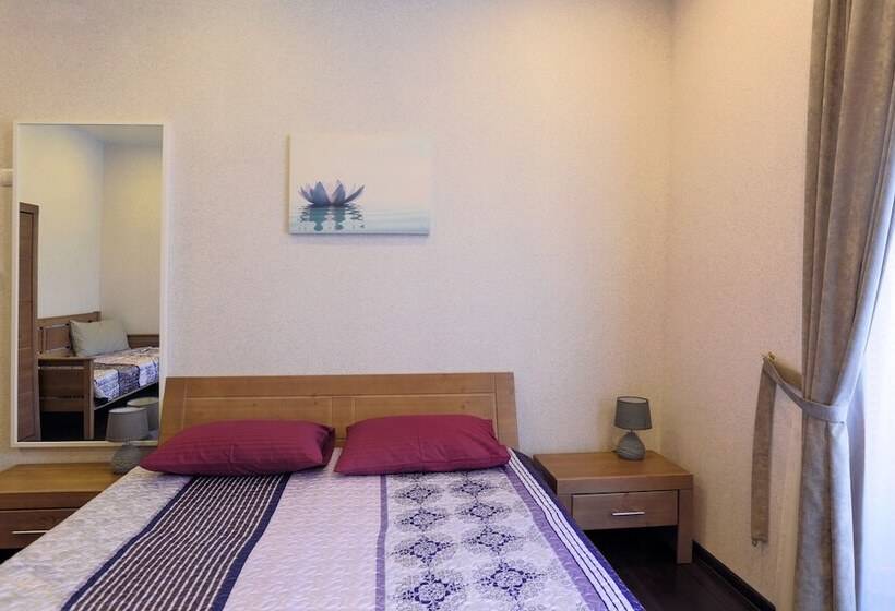 스탠다드 트리픔 룸 공동욕실, Vladstar Inn Hostel