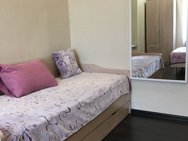 스탠다드 트리픔 룸 공동욕실, Vladstar Inn Hostel