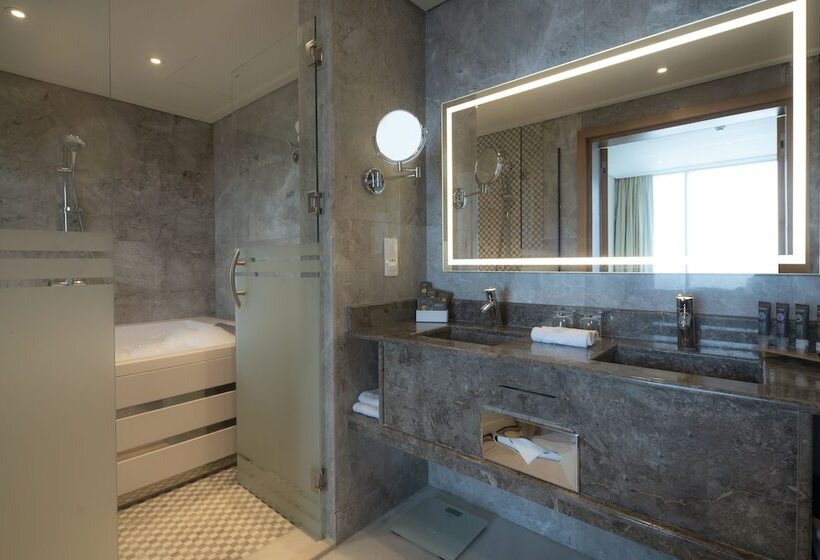 سوییت سوپریور با چشم‌انداز دریا, Novotel Jazan