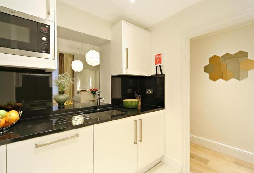 Студия Deluxe, Queensgate Court
