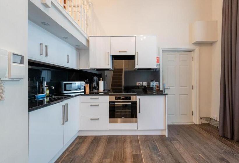 Студия Superior, Queensgate Court
