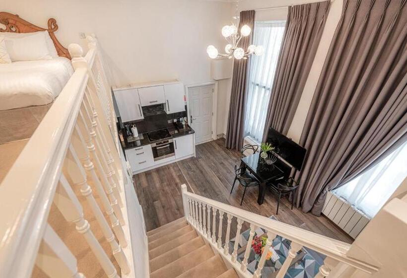 Студия Superior, Queensgate Court