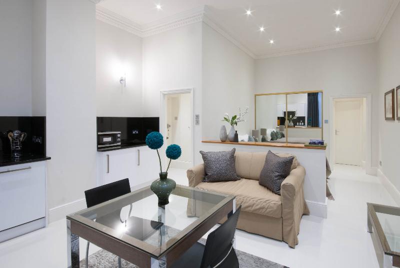 Студия Стандарт, Queensgate Court