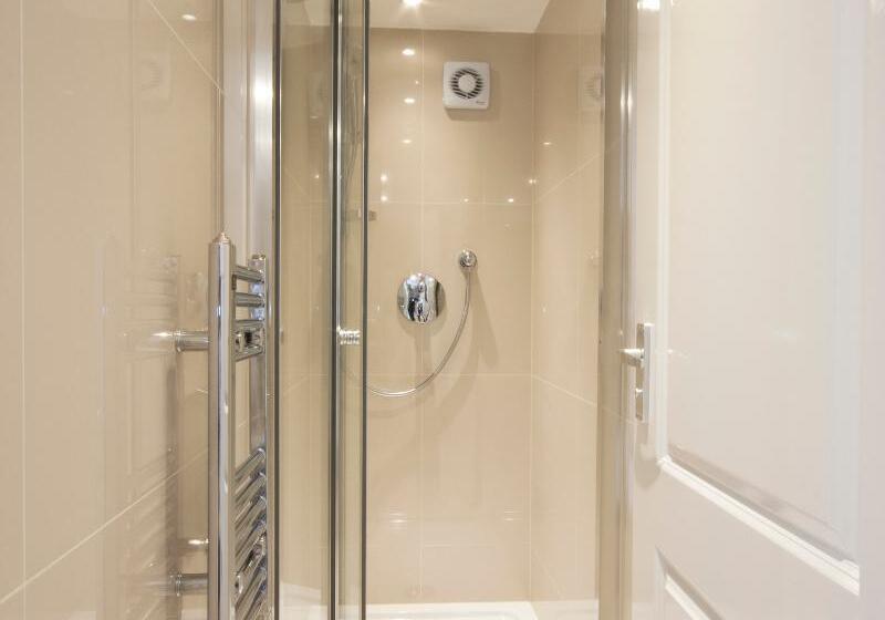 Студия Superior, Queensgate Court
