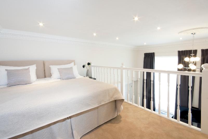 Студия Superior, Queensgate Court