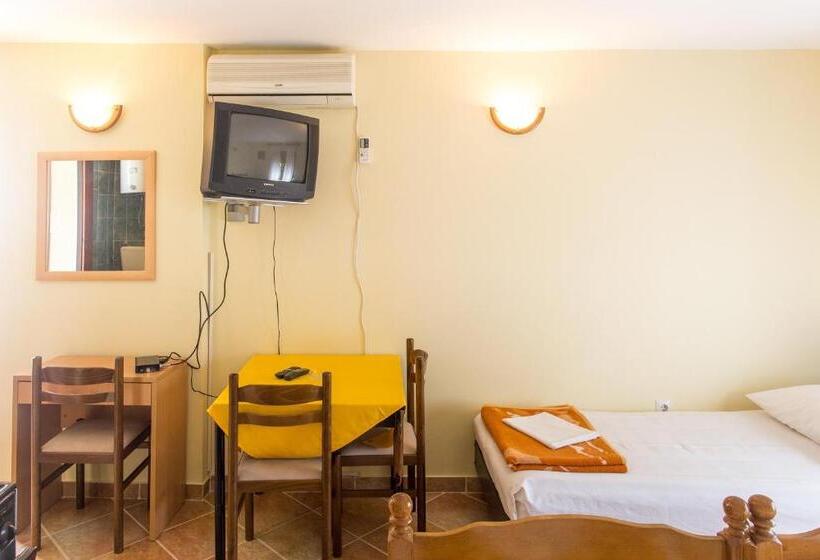 استودیوی سوپریور, Guest House Blue Coast