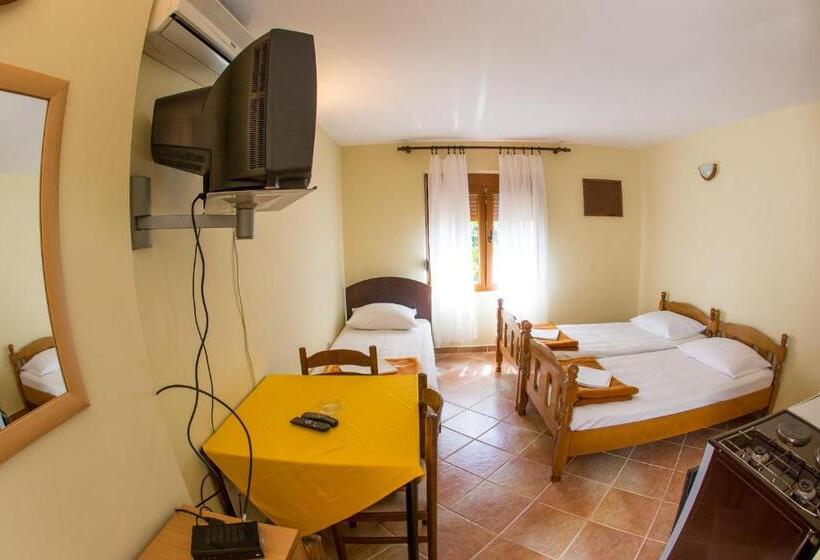 استودیوی سوپریور, Guest House Blue Coast