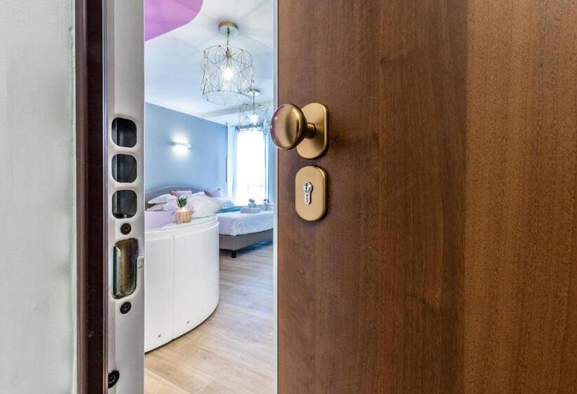 سوئیت با وان آب گرم, 4 Star Suite Spa   Self Check In